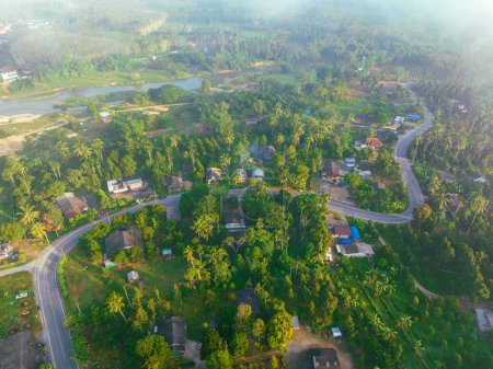 Foto de Vista aérea carretera rural selva tropical pueblo mañana amanecer naturaleza transporte - Imagen libre de derechos