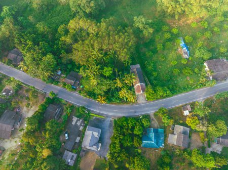 Téléchargez les photos : Vue aérienne route rurale forêt tropicale village matin lever de soleil nature transport - en image libre de droit