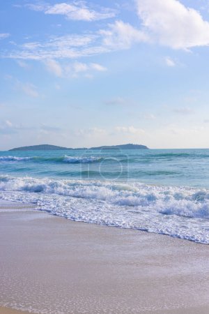 Téléchargez les photos : Plage de sable blanc mer vague mer rivage été vacances nature arrière-plan - en image libre de droit