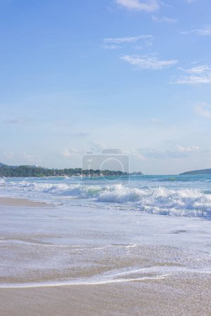 Téléchargez les photos : Mer plage vague blanc turquise eau sable plage ciel bleu avec nuage nature paysage - en image libre de droit