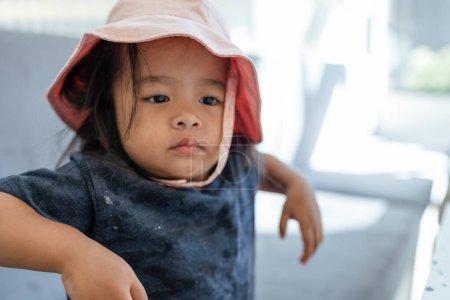 Téléchargez les photos : Adorable asiatique 3 année enfant appréciant dans coffee shop enfant jouer dans café - en image libre de droit