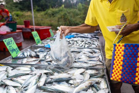 Foto de La gente elige y compra pescados y mariscos de atún en el mercado pesquero tradicional - Imagen libre de derechos