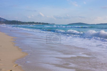 Foto de Playa de arena blanca mar olas mar orilla verano vacaciones naturaleza fondo - Imagen libre de derechos