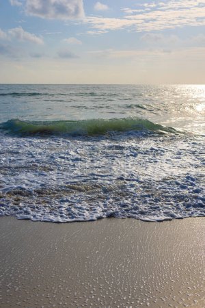 Téléchargez les photos : Plage de sable blanc mer vague mer rivage été vacances nature arrière-plan - en image libre de droit