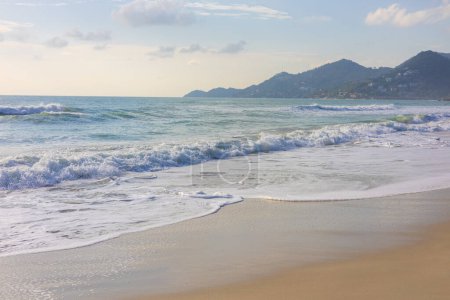 Téléchargez les photos : Mer plage vague blanc turquise eau sable plage ciel bleu avec nuage nature paysage - en image libre de droit