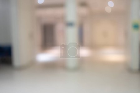 Foto de Fondo borroso brillante del interior del corredor hospitalario moderno con espacio para copias, concepto médico y sanitario - Imagen libre de derechos