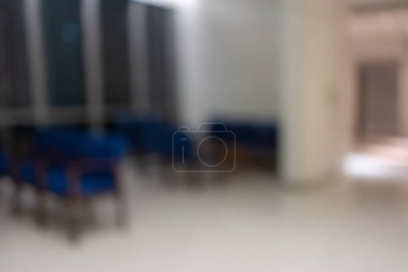 Foto de Fondo borroso brillante del interior del corredor hospitalario moderno con espacio para copias, concepto médico y sanitario - Imagen libre de derechos