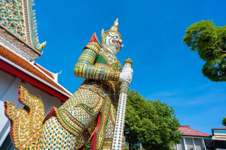 Foto de Estatuas de Gigantes en la puerta del templo guardianes demonios en Wat Arun. Famoso templo en Bangkok, Tailandia. - Imagen libre de derechos