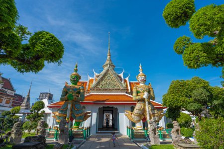 Foto de Estatuas de Gigantes en la puerta del templo guardianes demonios en Wat Arun. Famoso templo en Bangkok, Tailandia. - Imagen libre de derechos