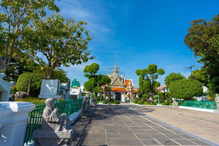 Téléchargez les photos : Statues de géants à la porte du temple gardiens des démons à Wat Arun. Temple célèbre à Bangkok, Thaïlande. - en image libre de droit