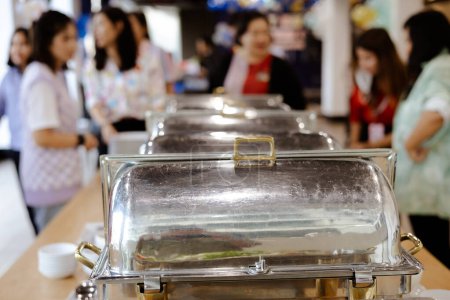 Téléchargez les photos : Les gens main saisir buffet asiatique nourriture dans hôtel salle de séminaire industrie de la restauration - en image libre de droit