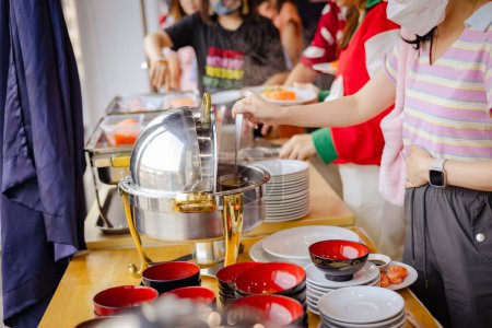 Téléchargez les photos : Les gens main saisir buffet asiatique nourriture dans hôtel salle de séminaire industrie de la restauration - en image libre de droit
