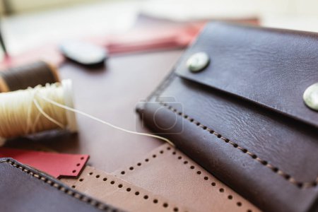 Echtes pflanzlich gegerbtes Leder verarbeitendes Leder Brieftasche auf Lederhintergrund Handwerkskunst