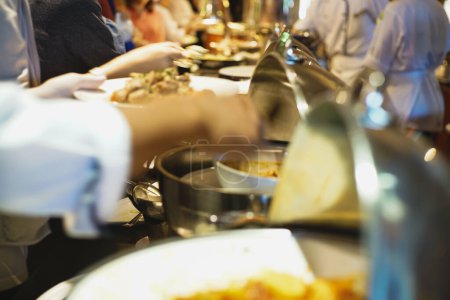 Téléchargez les photos : Personnes groupe séminaire main saisir la nourriture buffet dans le restaurant après le séminaire chambre d'hôtel - en image libre de droit