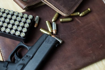 Foto de 9mm Sub compacto everday llevar pistola moderna con bala en el fondo de cuero, pistola de bolsillo - Imagen libre de derechos