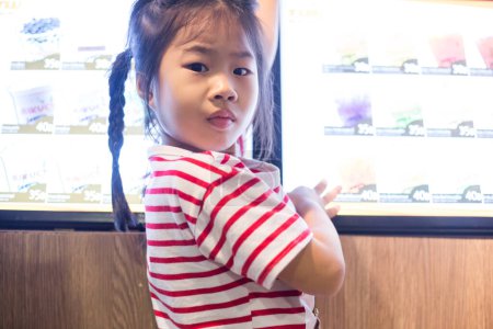 Foto de Niños asiático chica compras comida y bebida en supermercado feliz niña - Imagen libre de derechos