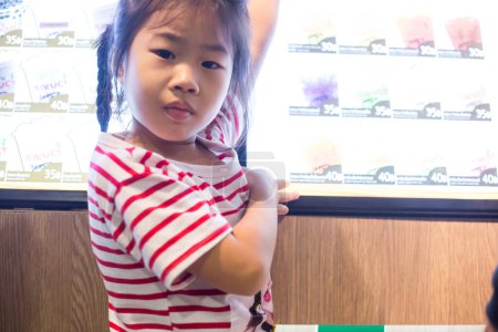 Téléchargez les photos : Enfants asiatique fille shopping nourriture et boisson dans supermarché, Happy little girl - en image libre de droit