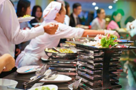 Foto de Gente seminario grupo mano agarrar comida buffet en restaurante después del seminario habitación de hotel - Imagen libre de derechos