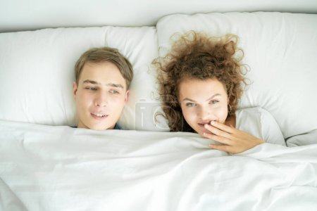 Téléchargez les photos : Couple matin se réveiller ensemble sur lit blanc, Relation concept amour - en image libre de droit