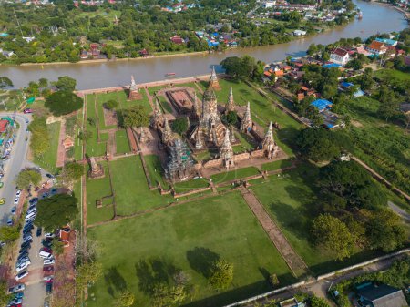 Téléchargez les photos : Vue Aérienne Coucher De Soleil Au Parc D'herbe Verte Wat Chaiwatthanaram Temple De Ruine Avec La Rivière Chao Phraya à Ayutthaya, Thaïlande - en image libre de droit