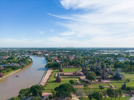 Foto de Vista aérea puesta de sol en Wat Chaiwatthanaram historia viaje lugar verde hierba parque famoso templo ruina con el río Chao Phraya en Ayutthaya, Tailandia - Imagen libre de derechos