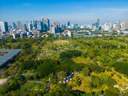 Foto de Vista aérea moderno edificio de oficinas con parque de árboles verdes tropicales en Benchakitti parque público en el centro de Bangkok Tailandia - Imagen libre de derechos
