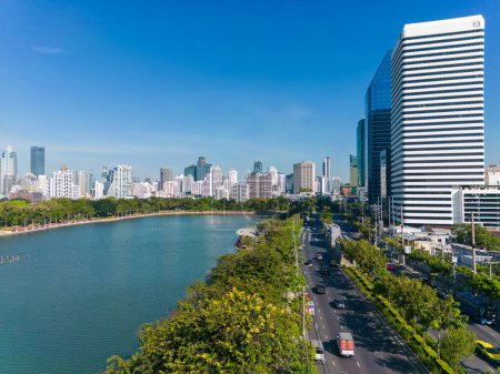 Foto de Vista aérea moderno edificio de oficinas con parque de árboles verdes tropicales en Benchakitti parque público en el centro de Bangkok Tailandia - Imagen libre de derechos
