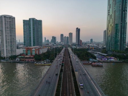 Téléchargez les photos : Aerial Chao Phraya rivière avec immeuble de bureaux et rocity route métropole arrière-plan coucher de soleil ciel Silom centre-ville Bangkok Thaïlande - en image libre de droit