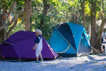 Feliz kindergarten 5 año asiático chico disfrutando al aire libre camping en selva tropical camping naturaleza vacaciones
