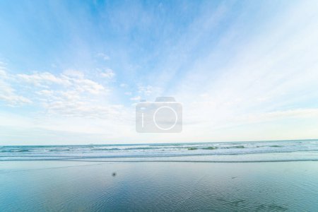Foto de Serenidad mar playa arena blanca por la mañana amanecer naturaleza paisaje - Imagen libre de derechos