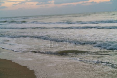 Téléchargez les photos : Sérénité mer plage sable blanc au lever du soleil matin nature paysage - en image libre de droit