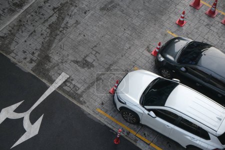 Foto de Fila de aparcamiento en carril de asfalto en condominio moderno vista aérea - Imagen libre de derechos