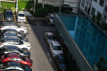 Téléchargez les photos : Rangée de parking sur voie asphaltée en copropriété moderne vue aérienne - en image libre de droit