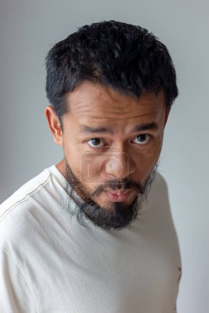 Téléchargez les photos : Portrait de l'artiste asiatique homme avec l'émotion faciale - en image libre de droit