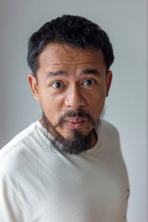 Foto de Retrato de artista asiático hombre con facial emoción - Imagen libre de derechos