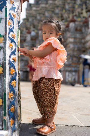 Kleinkind Kindergarten Mädchen tragen Thai-Stil Kostümreise im Wat Arun buddhistischen Tempel Sightseeing-Reise in Bangkok Thailand