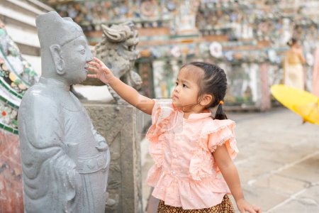 Kleinkind Kindergarten Mädchen tragen Thai-Stil Kostümreise im Wat Arun buddhistischen Tempel Sightseeing-Reise in Bangkok Thailand