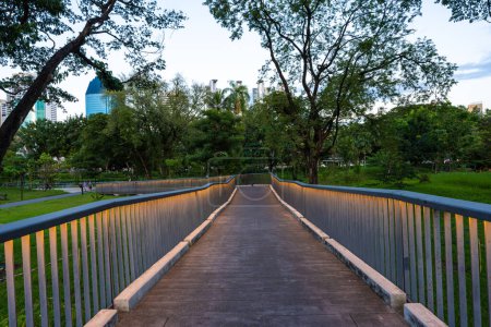 Foto de Parque verde de la ciudad con puesta de sol cielo azul, sendero y hermosos árboles, pista de atletismo - Imagen libre de derechos