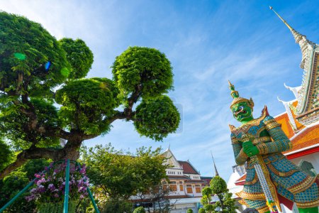 Foto de Estatuas de gigantes budistas guardianes demonios en Gates to Ordination Hall Wat Arun. Famoso templo en Bangkok, Tailandia. - Imagen libre de derechos