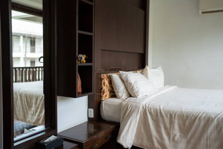 Téléchargez les photos : Confortable chambre propre dans une villa de villégiature tropicale hôtel de luxe fond de vacances - en image libre de droit