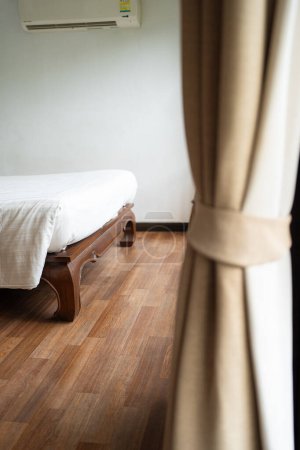 Téléchargez les photos : Confortable chambre propre dans une villa de villégiature tropicale hôtel de luxe fond de vacances - en image libre de droit