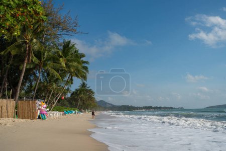 Foto de Salida del sol por la mañana en la playa de arena blanca con olas, vacaciones de verano - Imagen libre de derechos