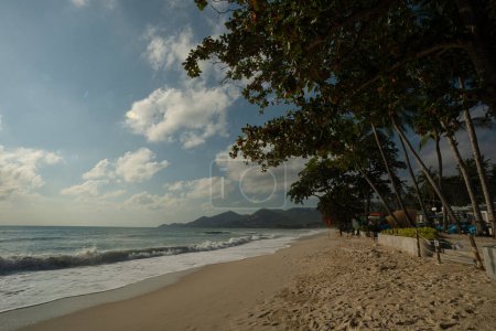 Téléchargez les photos : Lever de soleil le matin sur la plage de sable blanc avec des vagues, vacances d'été - en image libre de droit