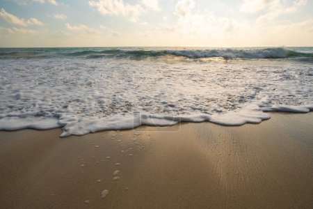 Foto de Salpicaduras de olas marinas en la playa de arena, vacaciones de verano - Imagen libre de derechos