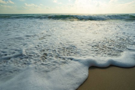 Foto de Salpicaduras de olas marinas en la playa de arena, vacaciones de verano - Imagen libre de derechos
