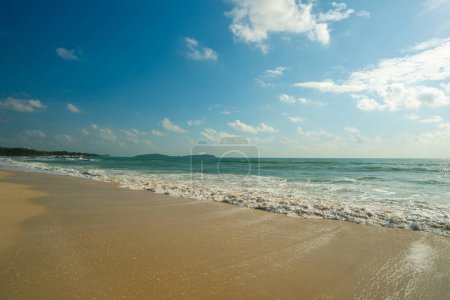 Téléchargez les photos : Mer vague éclaboussure sur la plage de sable, vacances d'été - en image libre de droit