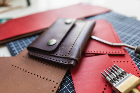 Echtes Italien pflanzlich gegerbtes Leder verarbeitendes Leder Brieftasche Messing auf Lederhintergrund Handwerkskunst