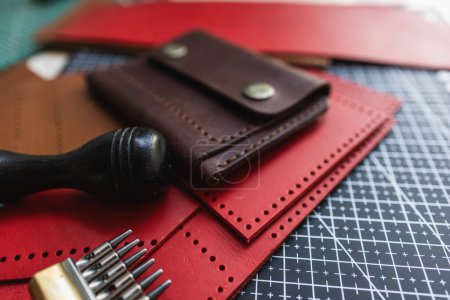Echtes Italien pflanzlich gegerbtes Leder verarbeitendes Leder Brieftasche Messing auf Lederhintergrund Handwerkskunst
