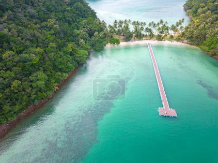 Téléchargez les photos : Mer plage vague sable blanc plage noix de coco arbre tropical forêt turquoise eau vacances d'été vue aérienne - en image libre de droit