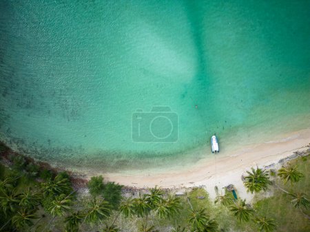 Téléchargez les photos : Mer plage vague sable blanc plage noix de coco arbre tropical forêt turquoise eau vacances d'été vue aérienne - en image libre de droit